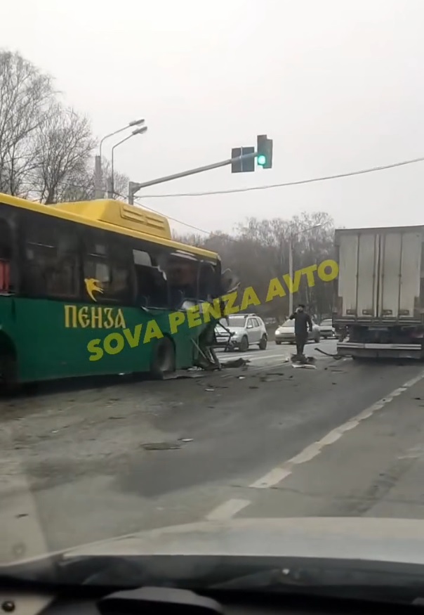 На выезде из Пензы пассажирский автобус попал в жесткое ДТП
