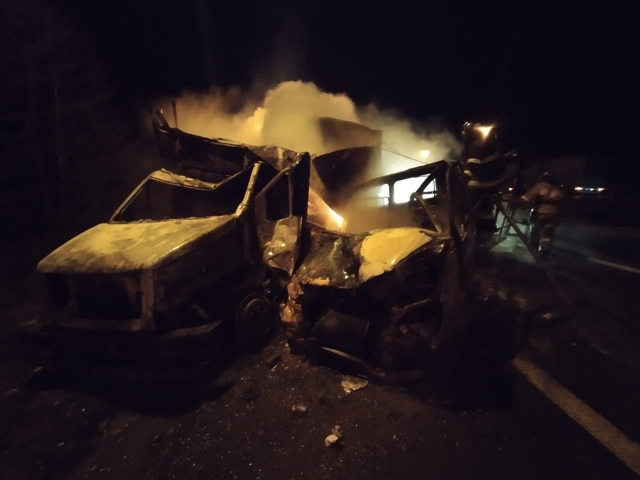 Три человека погибли в горящих Газелях на трассе М-5 в Городищенском районе