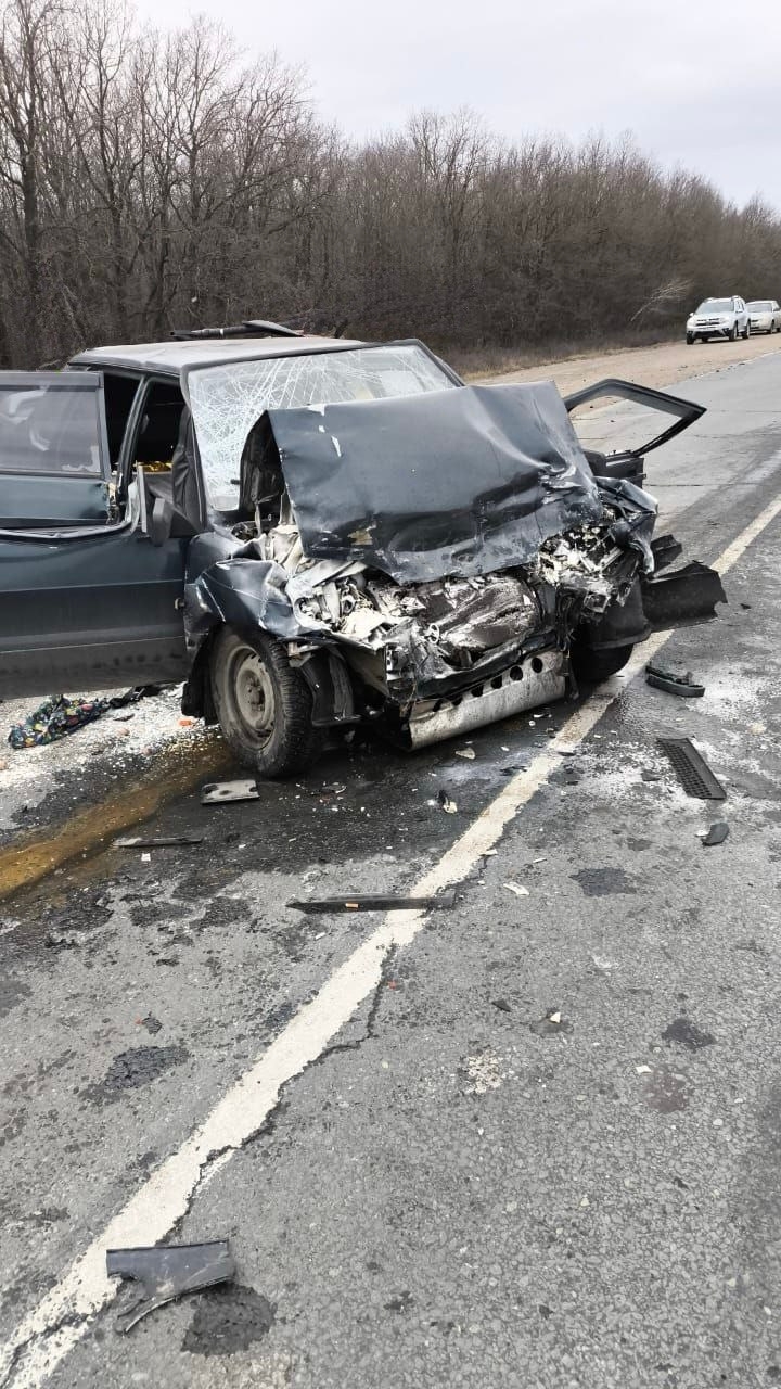 В Пензенском районе столкнулись две фуры и легковушка, есть погибший