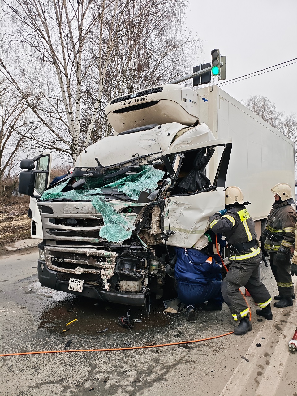 Водителя зажало в грузовике после аварии с автобусом в Пензе