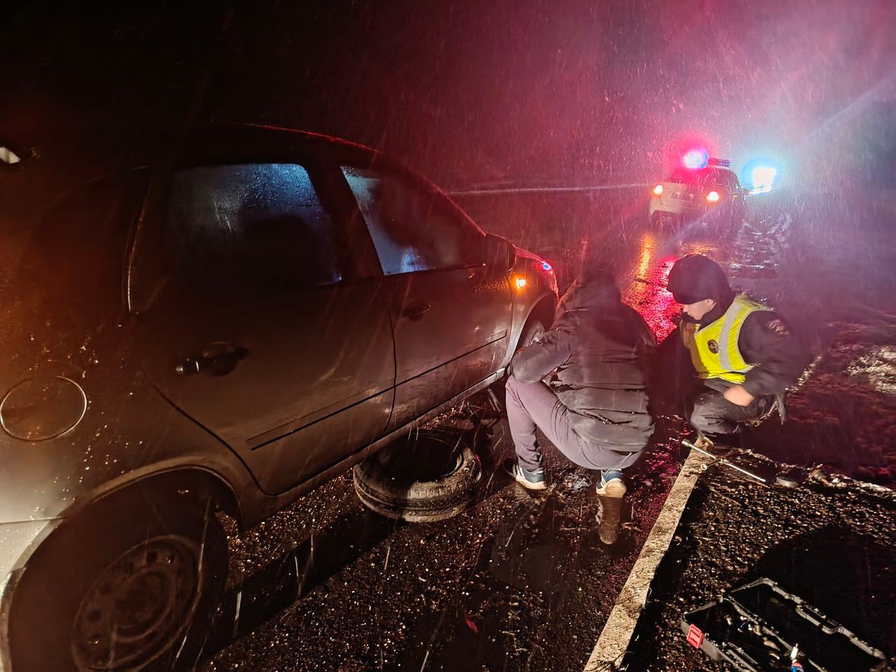 Семье, застрявшей на трасе в Башмаковском районе, оказали помощь автоинспекторы