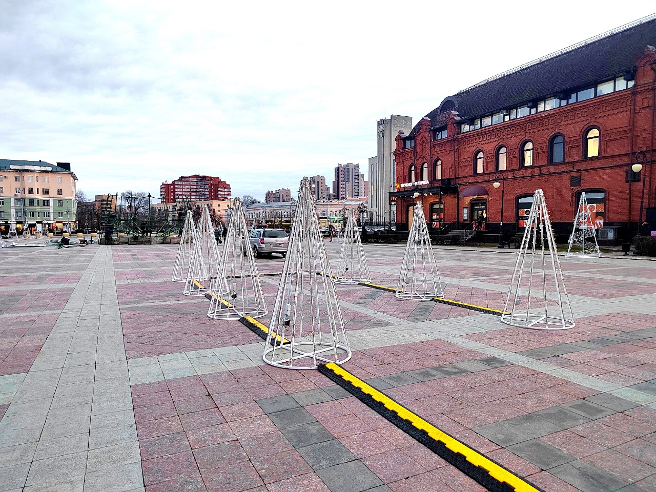 В Пензе площадь Ленина украсят светодиодные елки