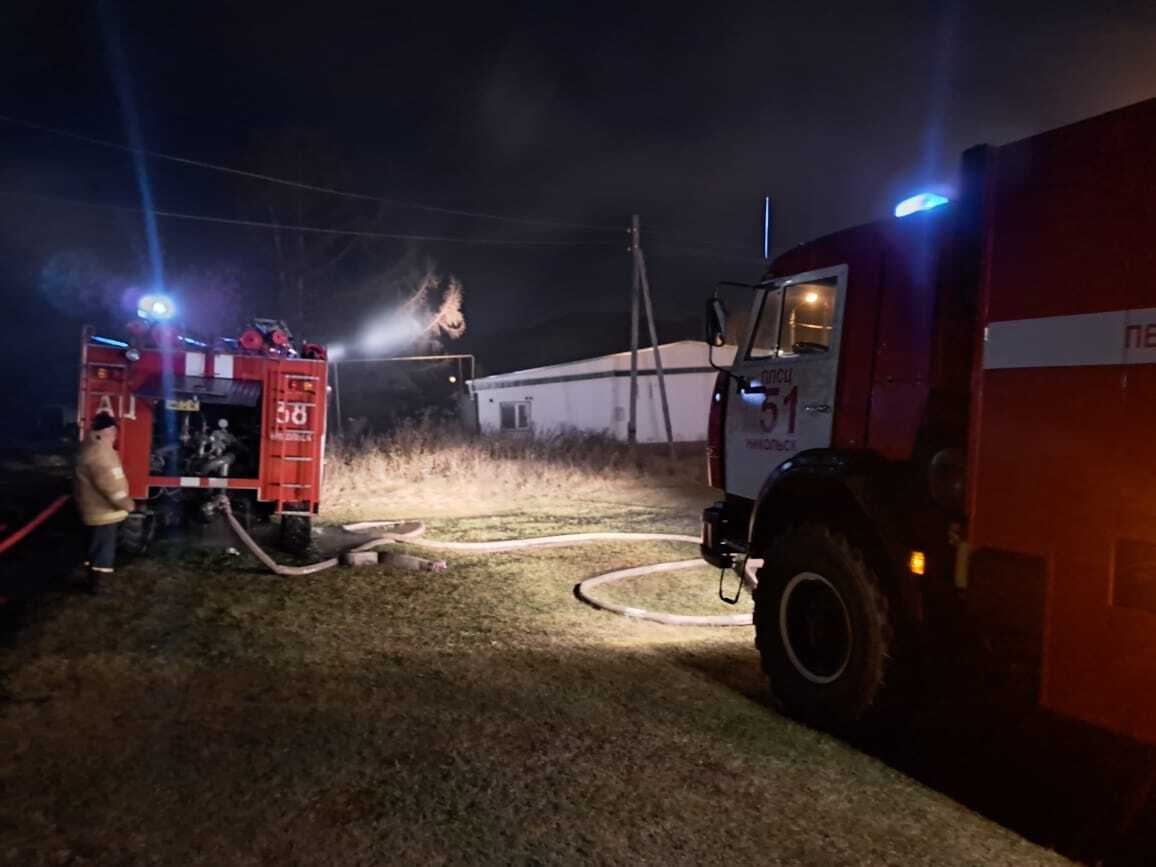 В Никольске вечером сгорел дом, опубликованы фото с места пожара