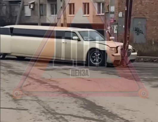 Свадебный лимузин врезался в газовую трубу у ЗАГСа в Пензе