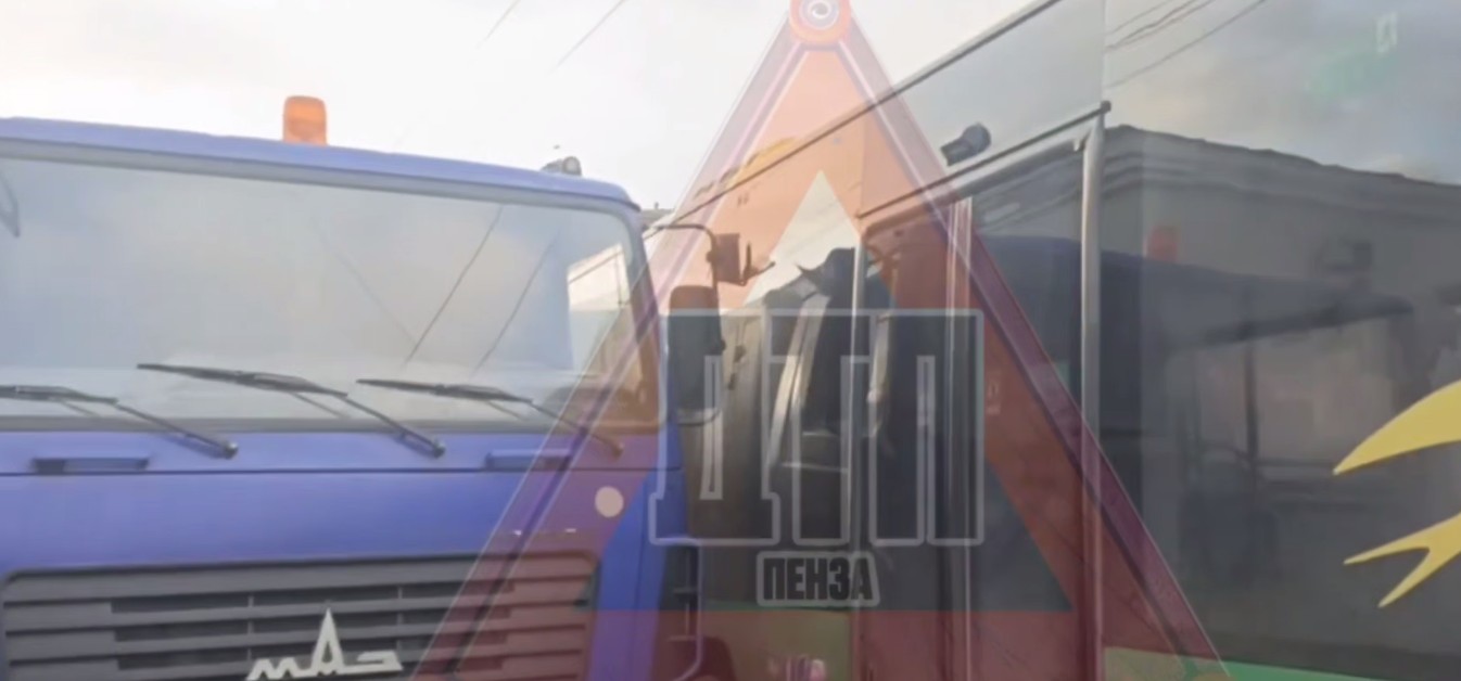 Автобус №70 и МАЗ столкнулись на улице Кирова в Пензе