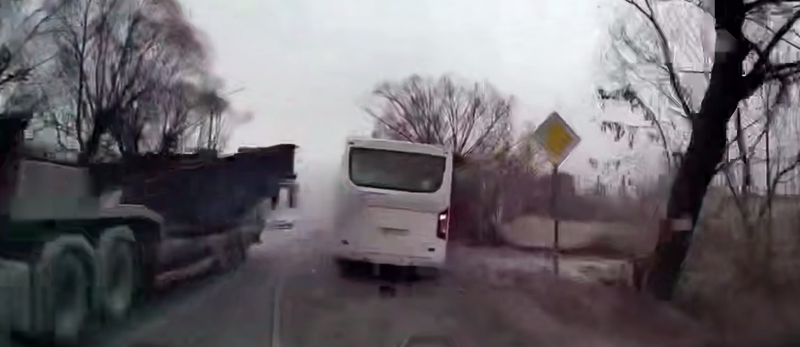 В пензенской Заре трал протаранил автобус, пассажиры чудом не пострадали