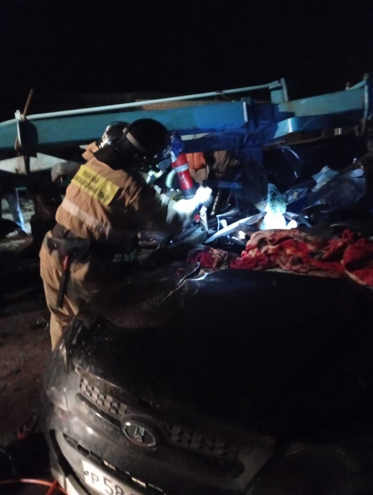 Спасатели ликвидировали последствия смертельного ДТП в Средней Елюзани