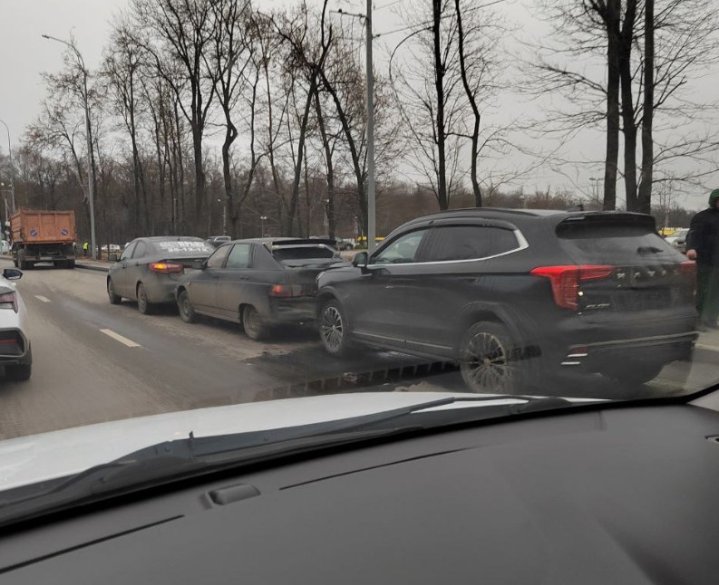 11 ноября в Пензе на Окружной три легковушки столкнулись паровозиком