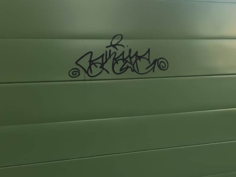 В Пензе вандалы испортили новые шумозащитные экраны в Терновке