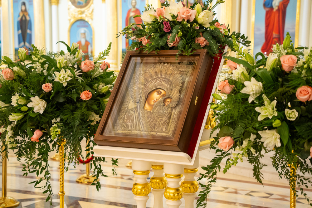 Митрополит Серафим возглавил богослужение в честь Казанской иконы Божией Матери