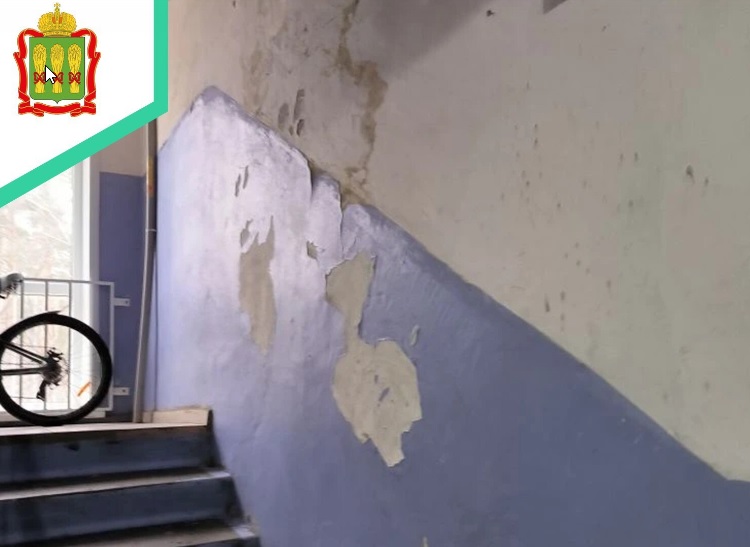 За грязь в подъезде и облезлые стены в МКД в Заречном накажут директора УК