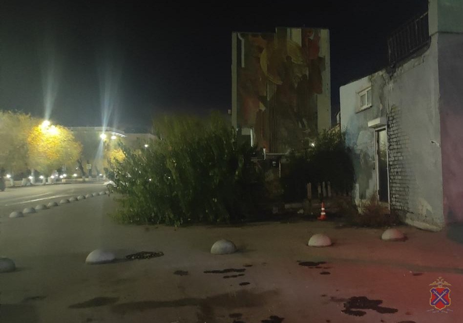 Квадроцикл врезался в здание, пострадал водитель без прав