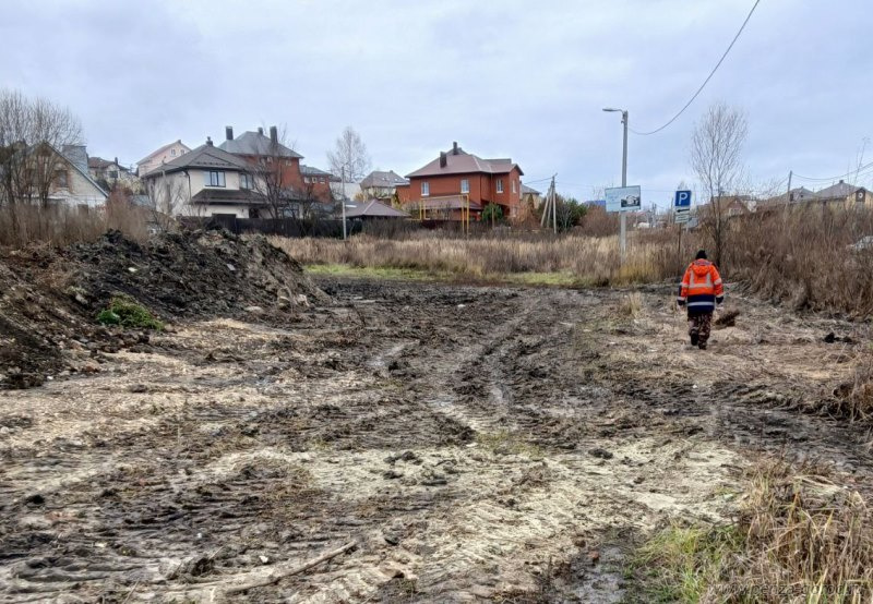 В Пензе на улице Виражной устраняют последствия незаконного сброса грунта