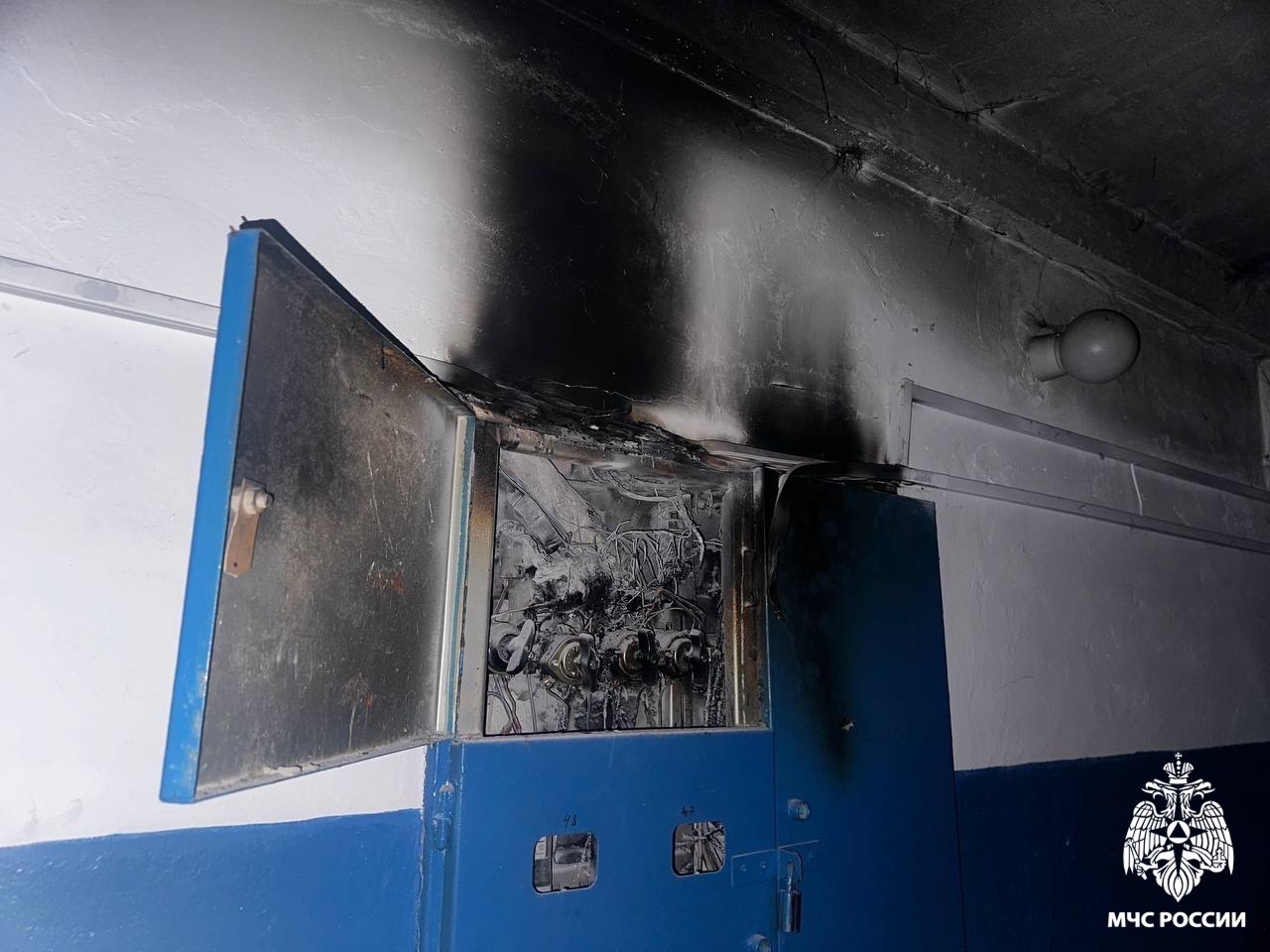 Появились подробности пожара, случившегося в подъезде дома в Кузнецке