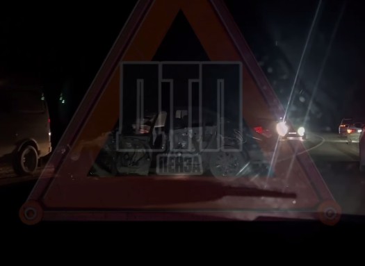 Под Кузнецком две машины сильно искорёжены в ДТП, работала скорая