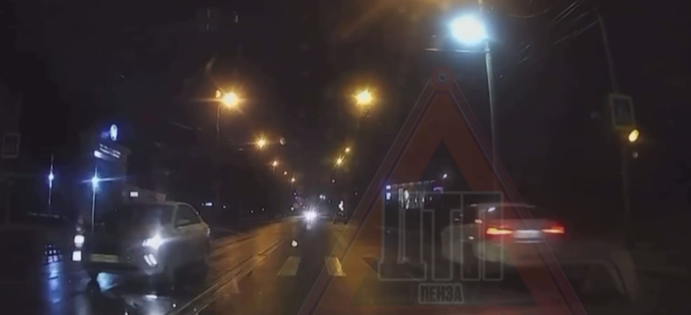 В Пензе пешеход едва избежал наезда на улице Бекешской