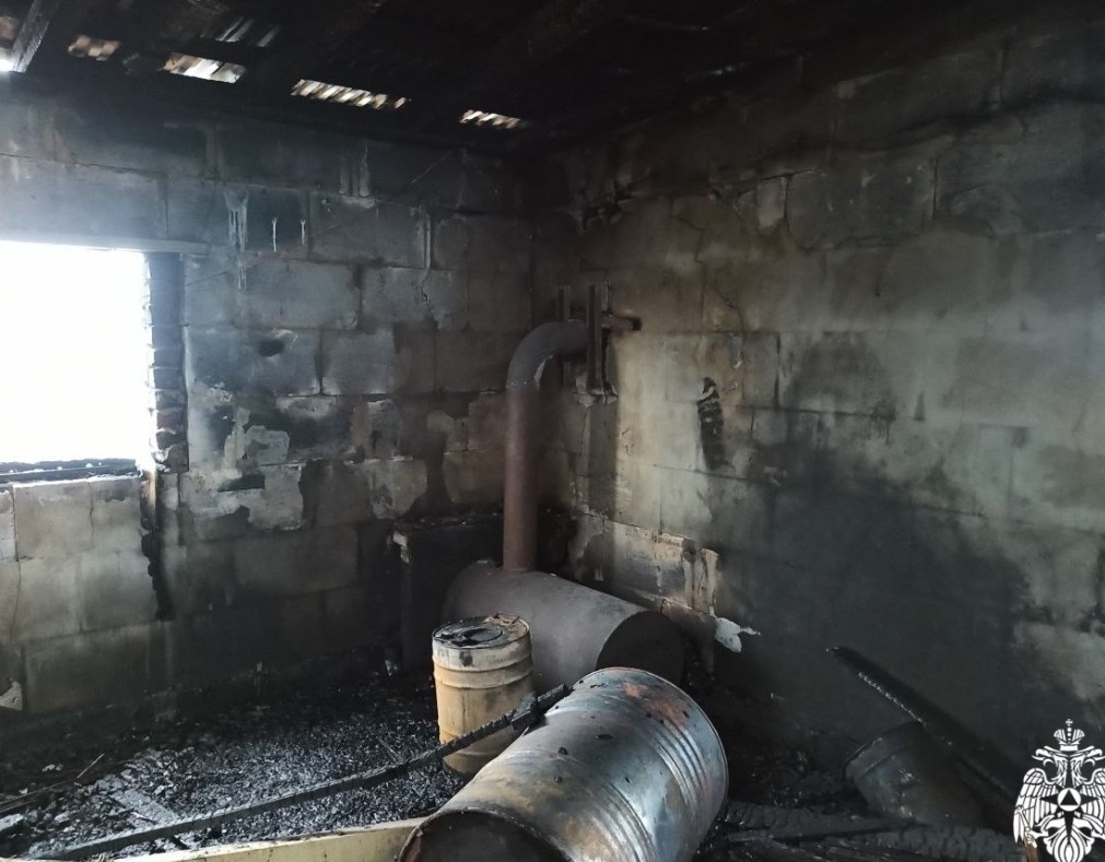 Огонь уничтожил постройку на улице Молодежной в селе Кузнецкого района