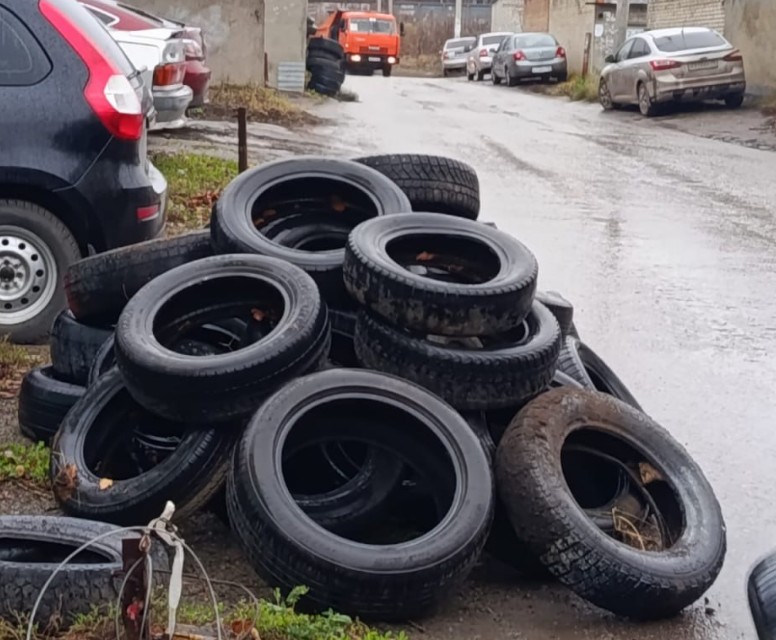 В Пензе избавляются от старых покрышек, опасных для здоровья
