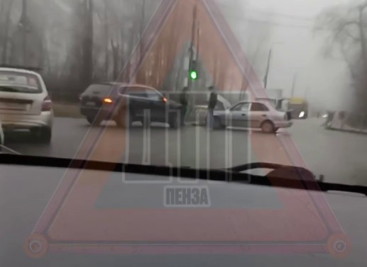 В Пензе на перекрестке Окружной и Зеленодольской образовалась пробка из-за ДТП