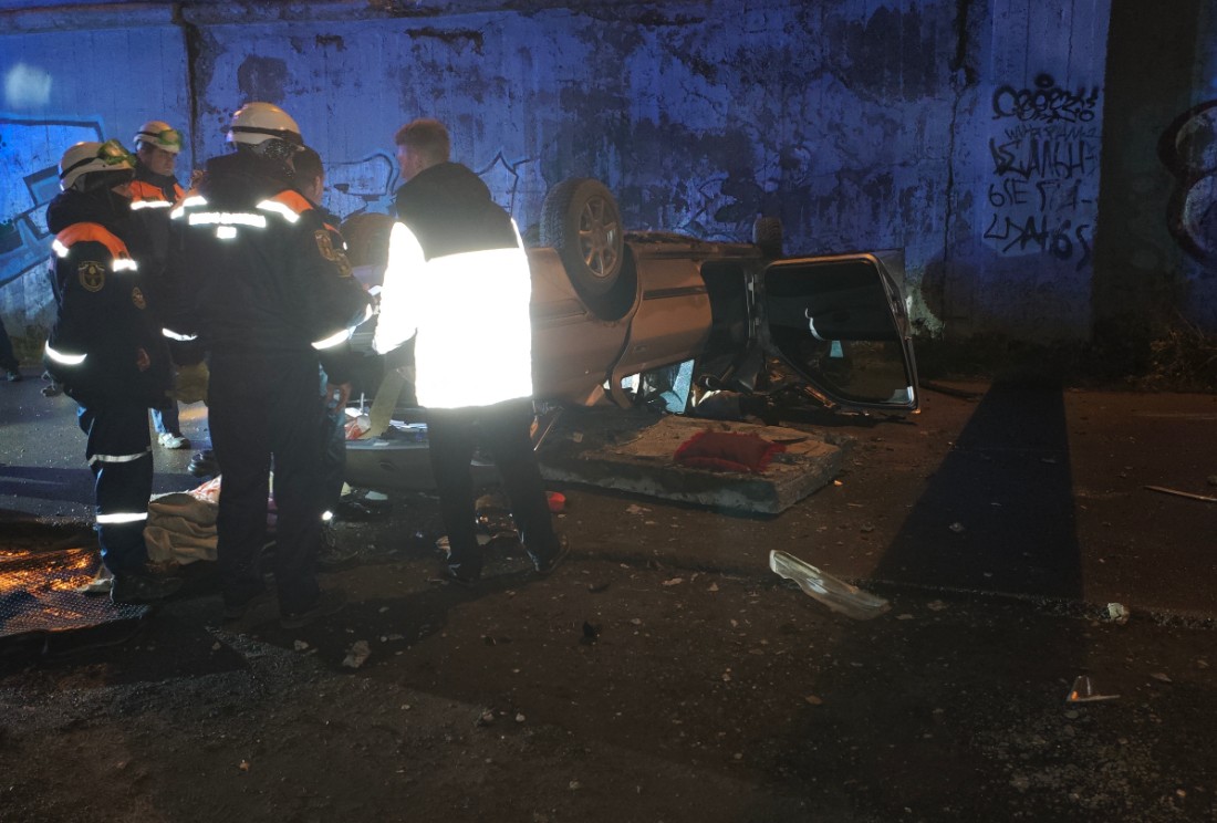 Пять человек пострадали при падении автомобиля с моста в районе улицы Ерик