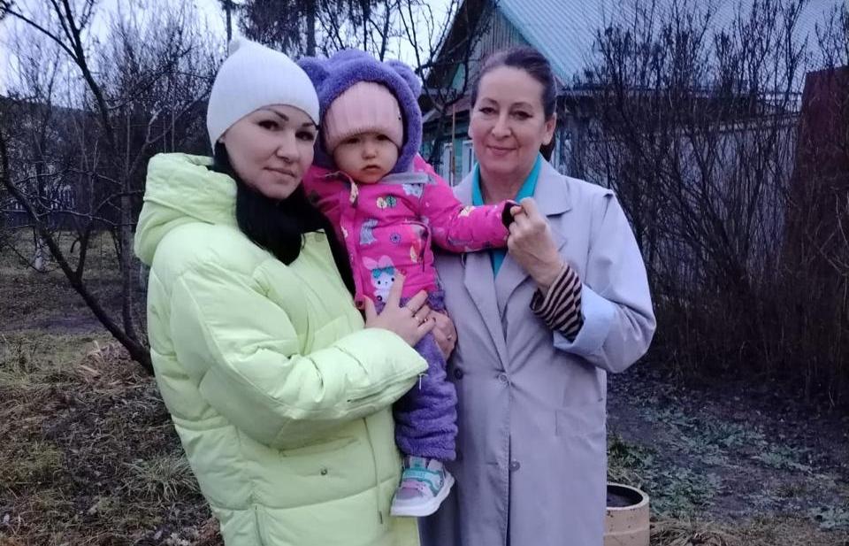 Социальная няня готова помогать кузнецким семьям в праздники и выходные