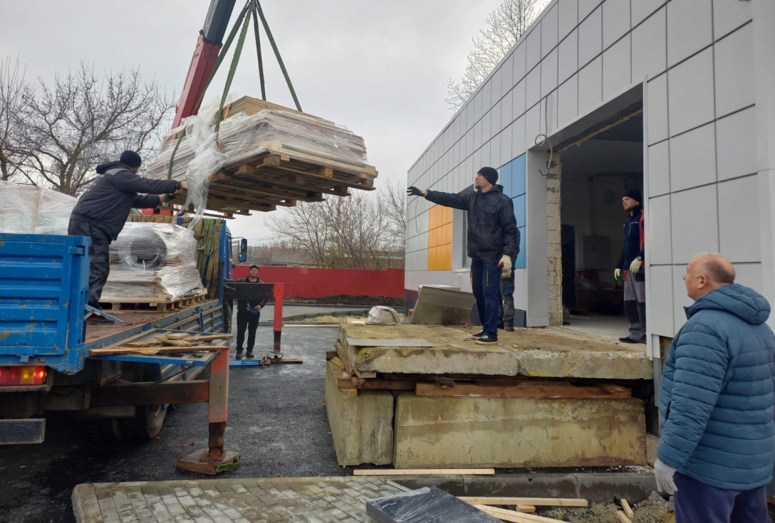 В новую поликлинику Кузнецка доставили томограф и эндоскопическое оборудование
