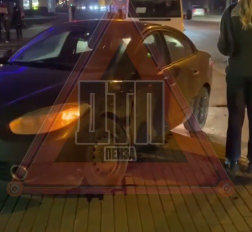 10 ноября в Пензе иномарка вылетела на тротуар после ДТП на перекрестке