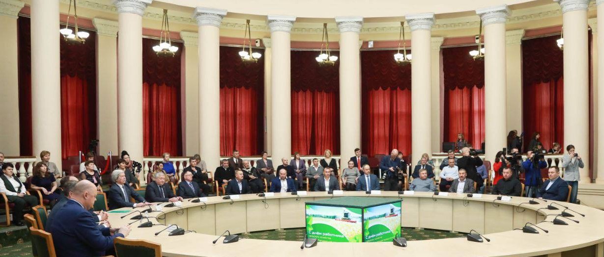 Олег Мельниченко вручил награды лучшим работникам АПК региона