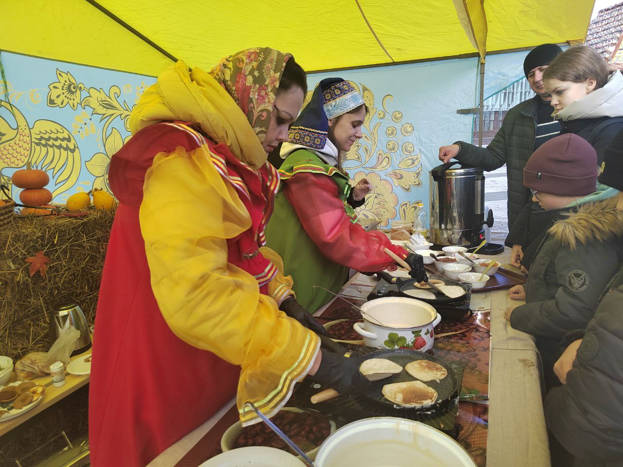 Пензенцев угостили блинами и кашей на фестивале русской кухни