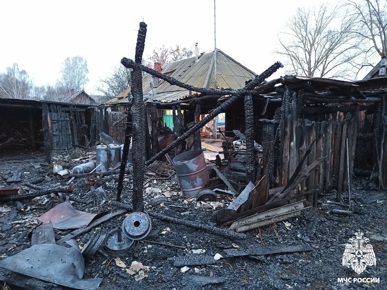 Появились фото с места ночного пожара в Сосновоборском районе