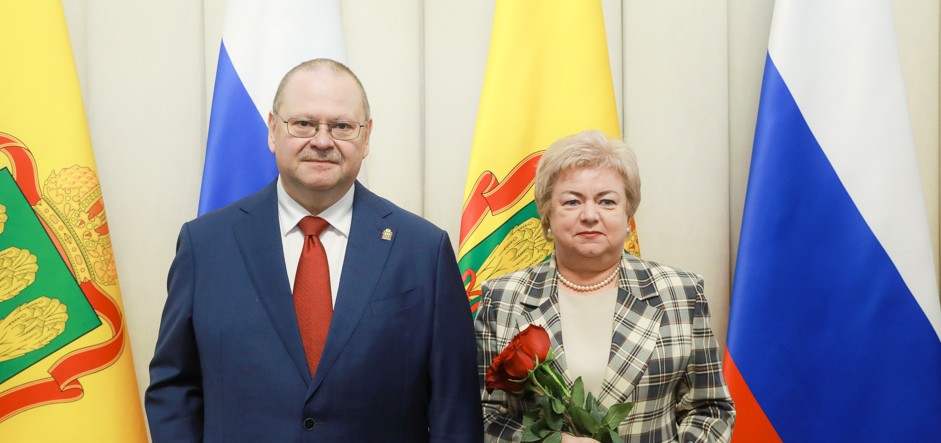 Начальник управления образования Кузнецка получила медаль за заслуги