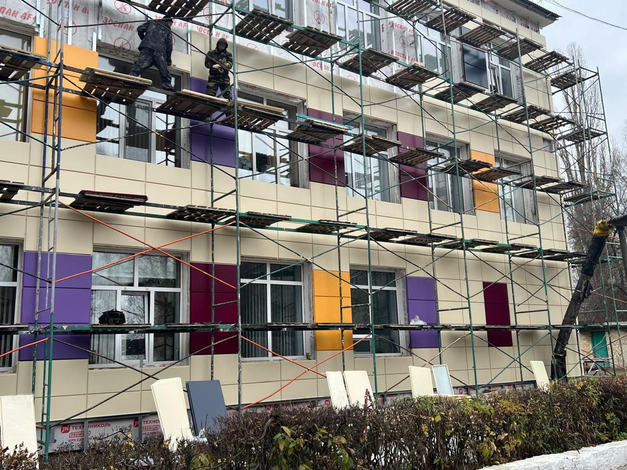 В Сердобской школе №9 завершена замена окон, фасадные работы продолжаются