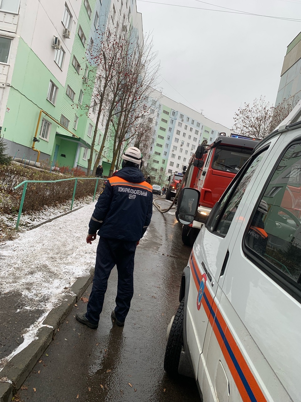 Спасатели рассказали, как вытащили мужчину с балкона во время пожара в Пензе