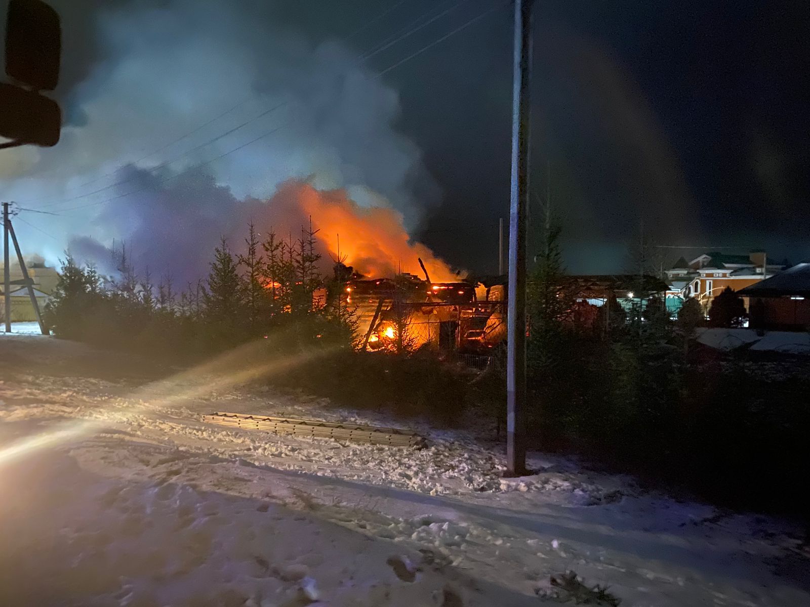 В Пензенском районе в деревне Камайка глубокой ночью сгорел жилой дом