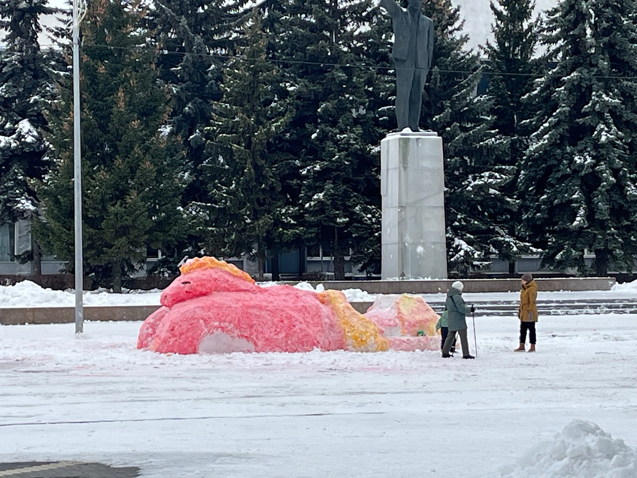 В Кузнецке готовятся к открытию праздничного городка со снежными фигурами
