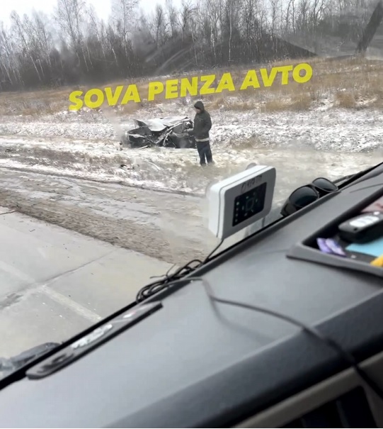 В день первого снега под Пензой с трассы вылетели легковушка и грузовик