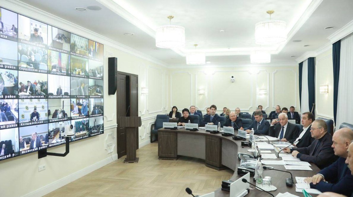 Олег Мельниченко сообщил об обновлении более 50 скверов и парков в 2025 году