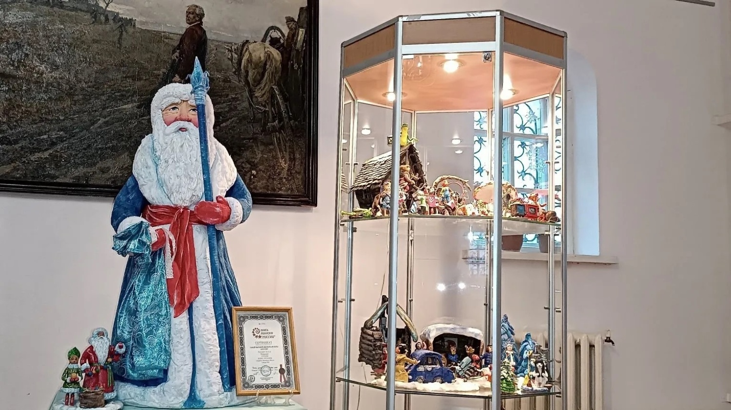 В Пензе в музей Радищева переехал самый большой в России ватный Дед Мороз