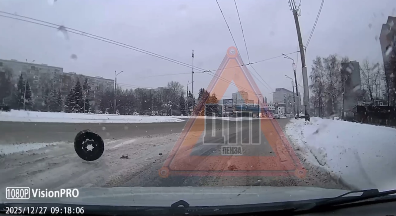 В Пензе на видео попал инцидент с летящим через дорогу колесом
