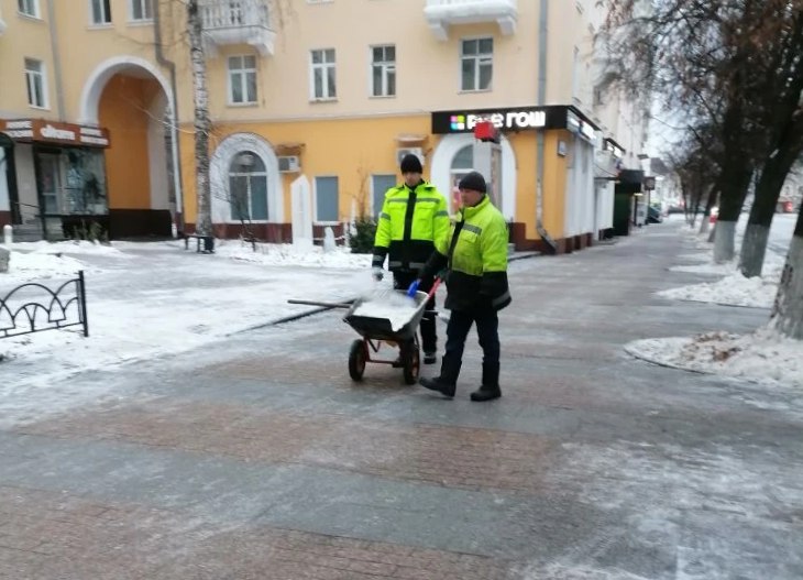В Пензе усилили борьбу с гололедом из-за прыгающей температуры воздуха