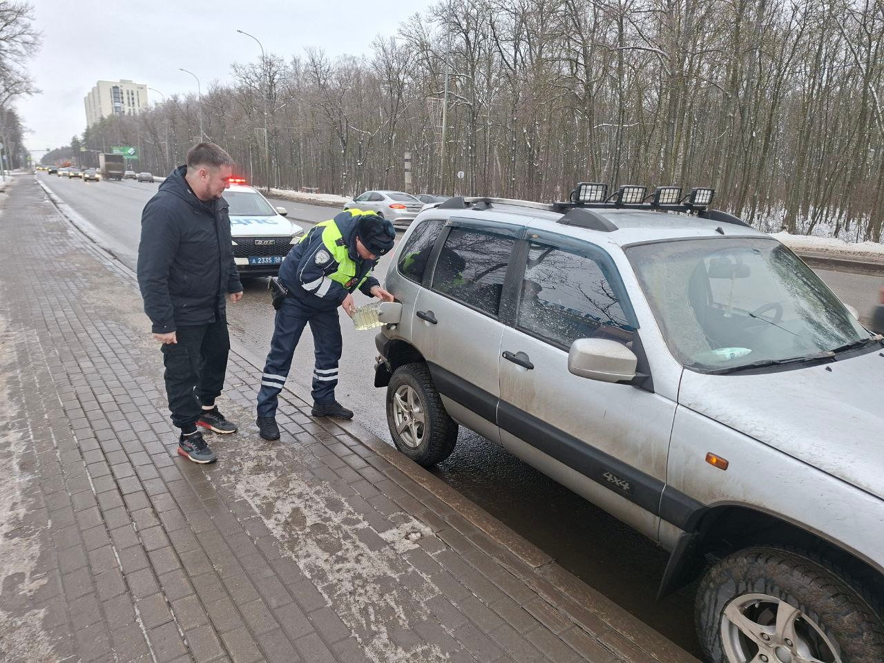 В Пензе автоинспекторы помогли водителю, оставшемуся без топлива на дороге