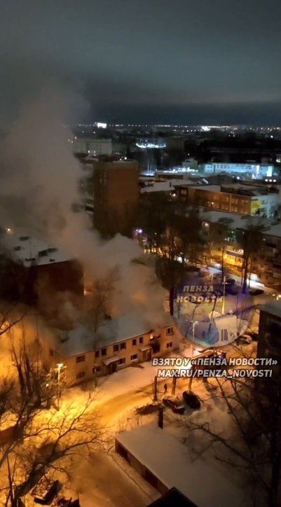 В Пензе на Жемчужном проезде заброшенный дом тушили 12 пожарных