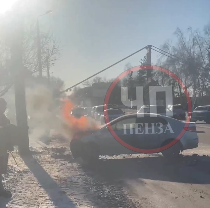 В Пензе после ДТП на улице Злобина загорелась машина