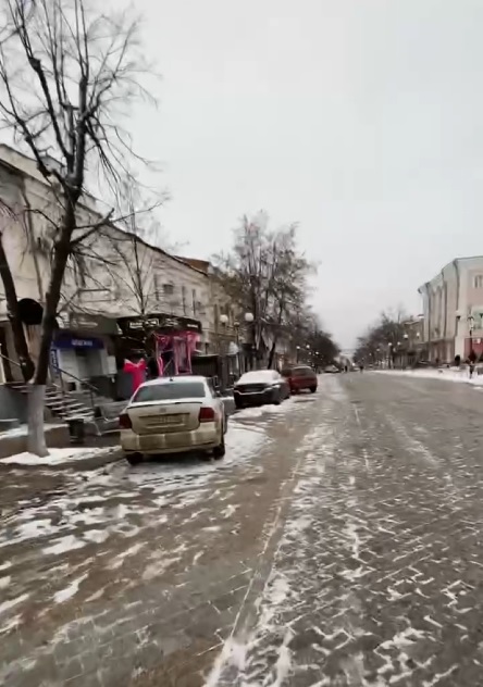 В Пензе так и не решили вопрос с машинами на пешеходной части улицы Московской