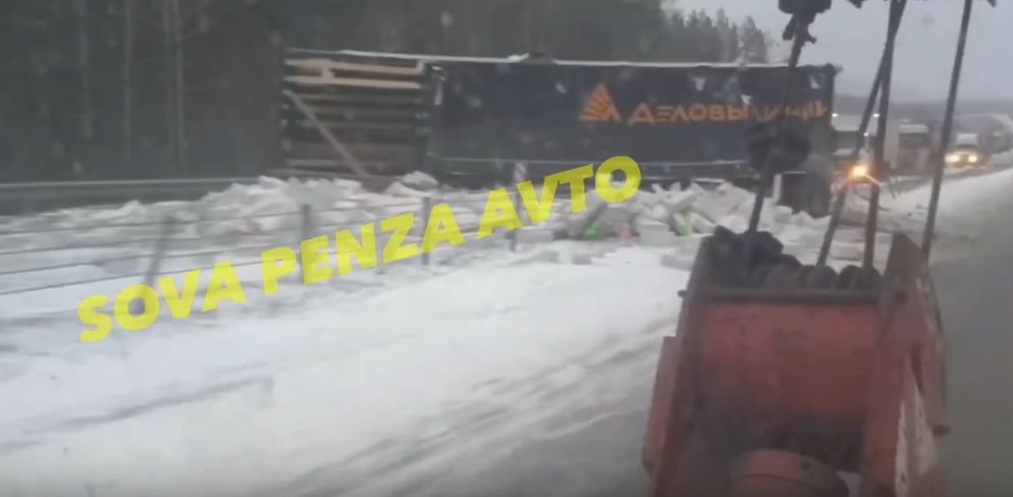 В Пензенской области фура перекрыла трассу на Пензу, образовалась пробка