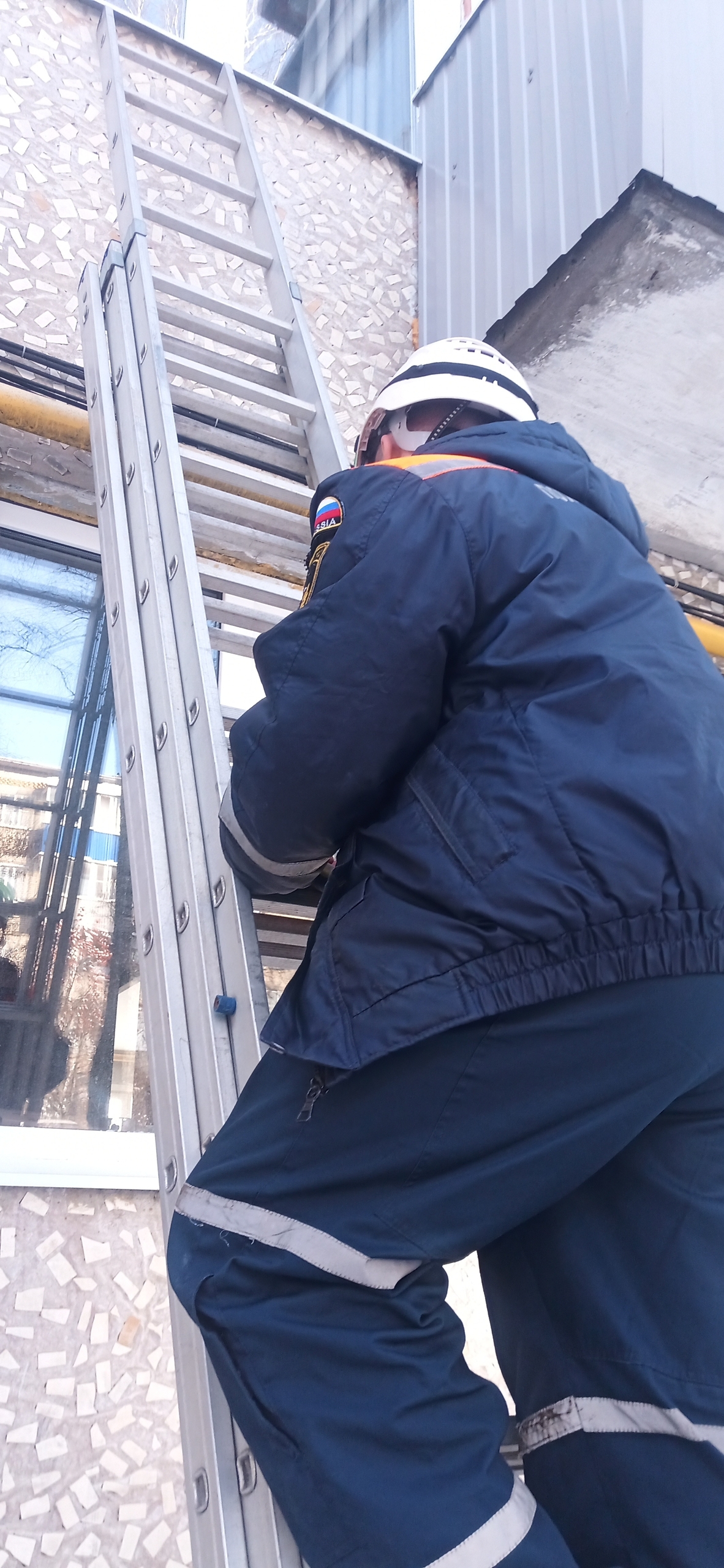 Пензенские спасатели помогли медикам попасть в квартиру к больному мужчине