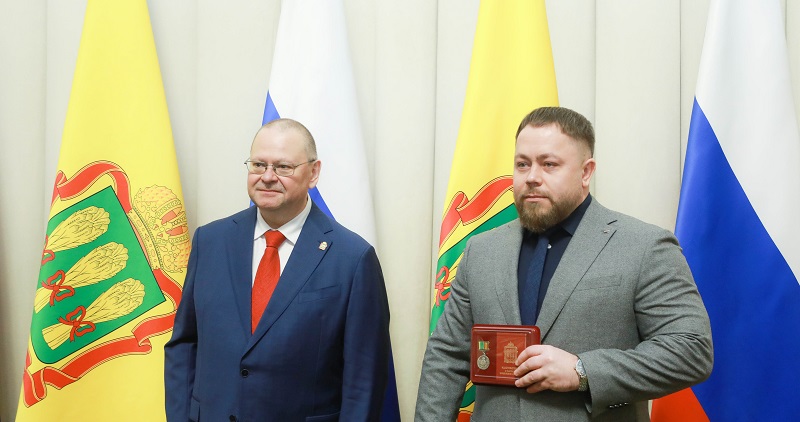 Губернатор Олег Мельниченко наградил Валерия Чуйкова за помощь СВО