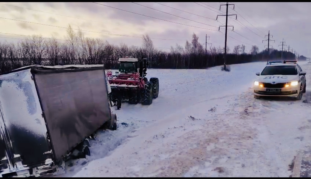 На трассе Тамбов-Пенза инспекторы помогли водителю, застрявшему в снежном плену