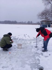 В Пензе спасатели проверили лед на Суре после случаев гибели рыбаков