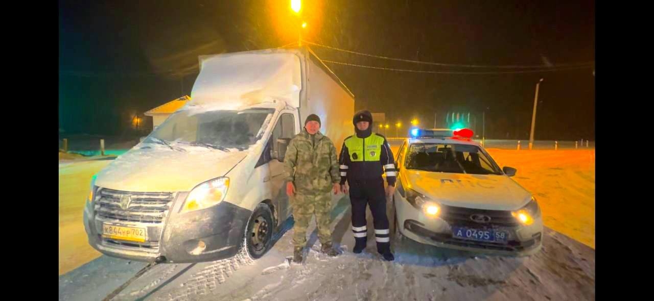 На трассе М-5 в Спасском районе инспекторы помогли замерзающему водителю Газели